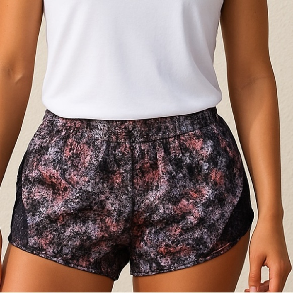 lululemon athletica hotty hot  Multicolor Women's Shorts, see measurements 4/6?